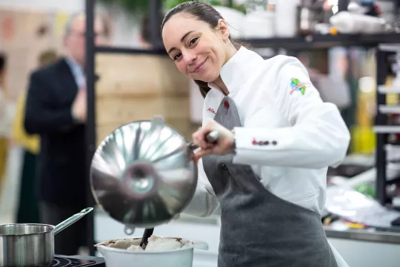 chef mexendo uma panela 